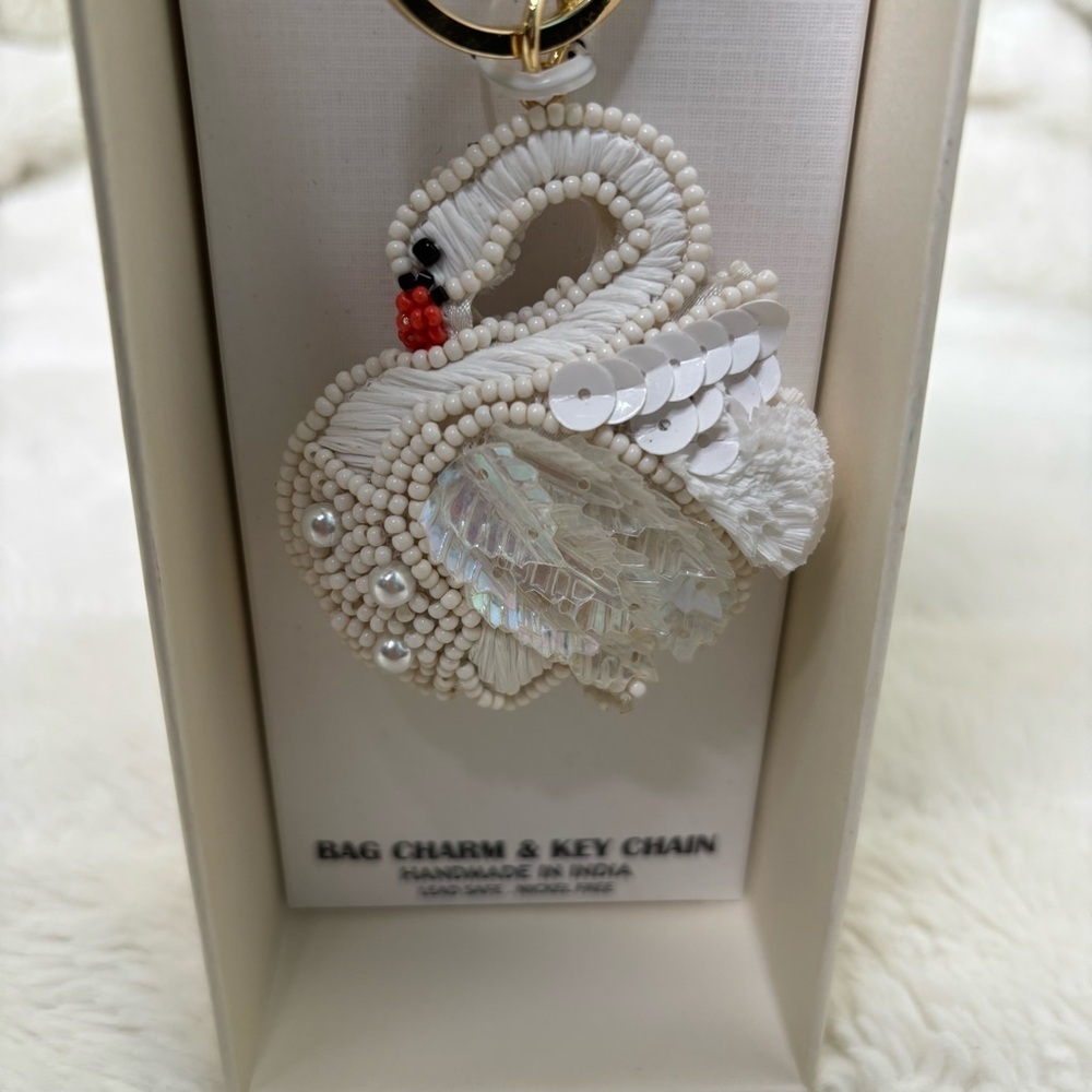 Chic White Swan Pearl Keychain Purse Charm with Gold Accents New - Picture 7 of 15